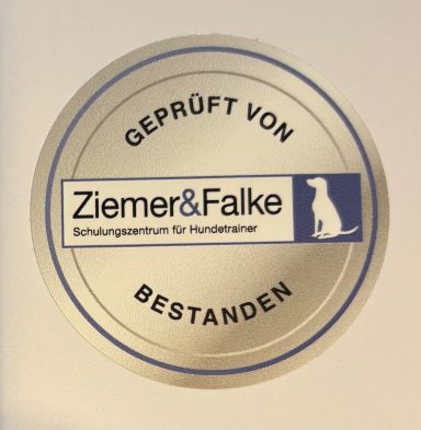 Zertifikat "Geprüft von Ziemer & Falke", Schulungszentrum für Hundehalter, bestanden.